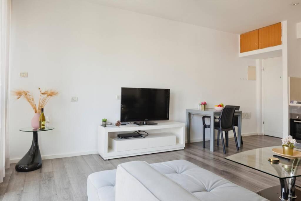 Big Apartment Next To Gordon Beach Plus Free Parking Tel Aviv-Jaffa Exterior foto